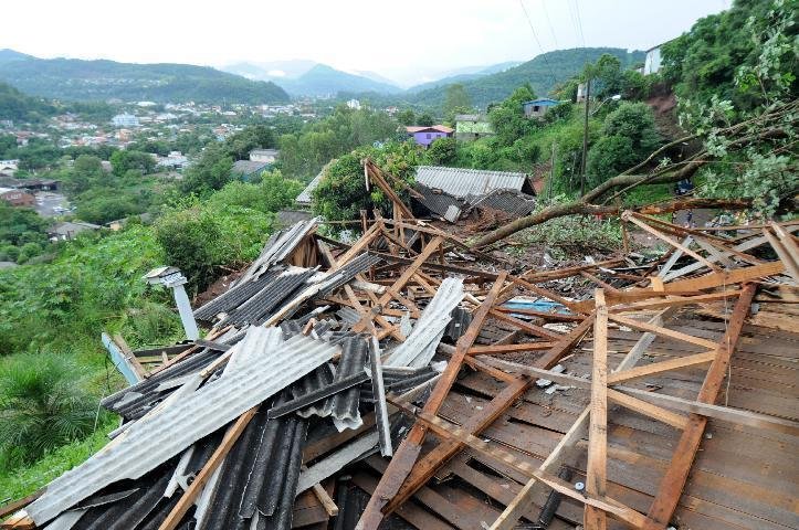 Deslizamentos de terra causam morte e estragos no Paranhana