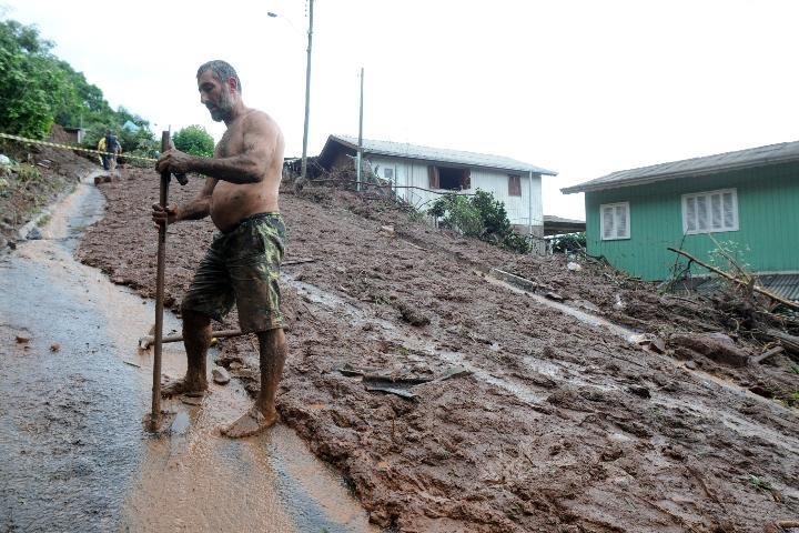 Desalojados come&ccedil;am a voltar para suas resid&ecirc;ncias