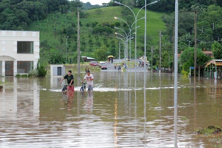 Cidade ficou alagada ap&oacute;s tempestade