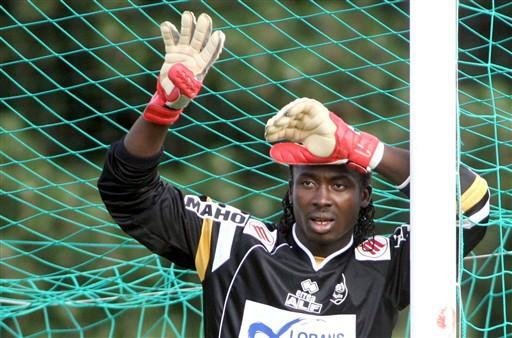 Goleiro da sele&ccedil;&atilde;o de Togo melhora ap&oacute;s ser operado