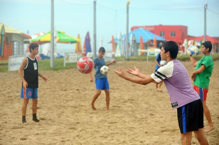 Crian&ccedil;as e adolescentes aproveitaram para praticar esportes