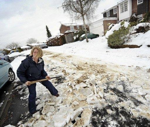 Europeus enfrentam tempestades de neve para ir ao trabalho