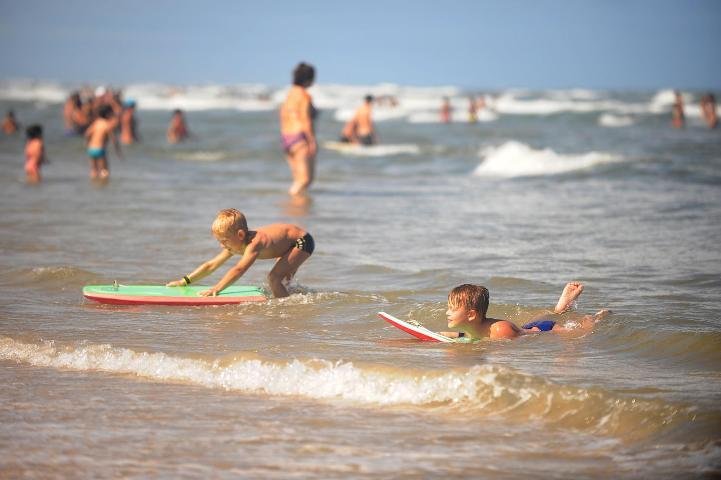 Com as pranchas, os irm&atilde;os Gabriel, de 7 anos, e Leonardo, de 5 anos, tentaram pegar ondas no mar