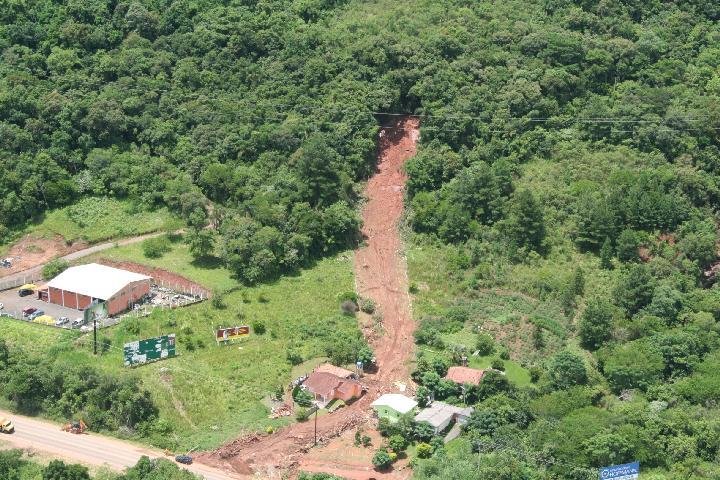 Prefeito de Tr&ecirc;s Coroas avalia estragos causados pela enchente