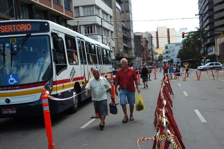 Tr&acirc;nsito na avenida Volunt&aacute;rios da P&aacute;tria mudou para &ocirc;nibus e pedestres ap&oacute;s inc&ecirc;ndio de s&aacute;bado