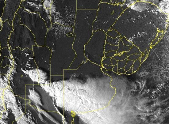 Imagem de sat&eacute;lite mostra frente fria se aproximando do RS