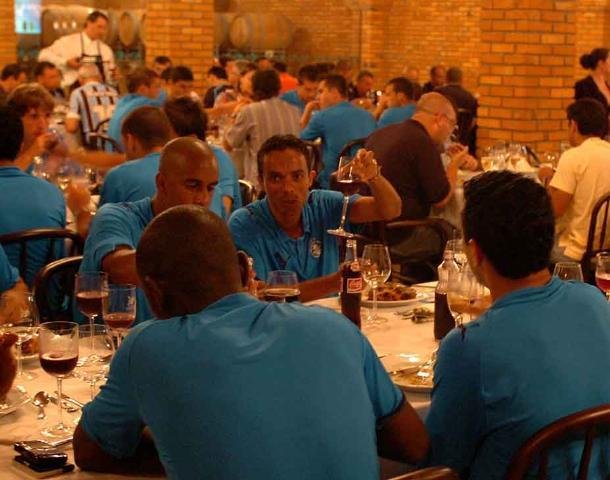 Jogadores do Gr&ecirc;mio jantaram em vin&iacute;cola nesta segunda-feira