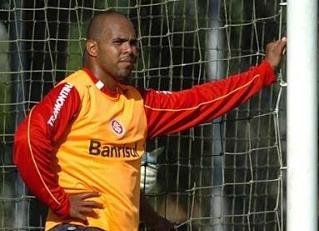 Alecsandro convive com solid&atilde;o no ataque do Inter