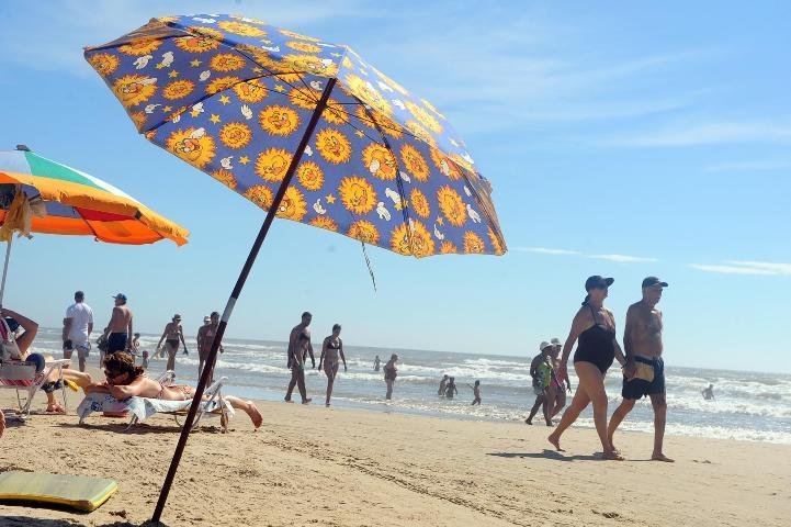 Veranistas aproveitam dia ensolarado em Tramanda&iacute;