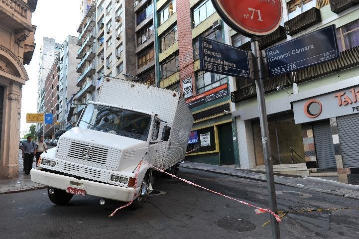 Caminh&atilde;o ba&uacute; &eacute; removido e vias s&atilde;o liberadas para ve&iacute;culos leves 