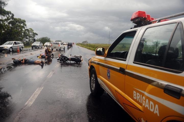 Motociclista derrapou com a chuva na Estrada do Mar e se machucou