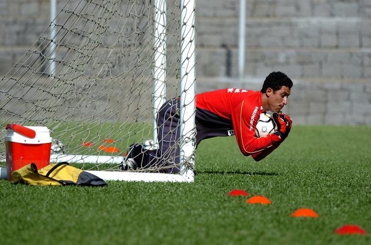 O goleiro Lauro diz que n&atilde;o se preocupa em perder a posi&ccedil;&atilde;o caso Renan volte ao clube