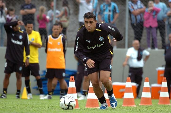 Maur&iacute;cio ser&aacute; julgado novamente por briga com Obina e pode desfalcar Gr&ecirc;mio em rodadas iniciais da Copa do Brasil