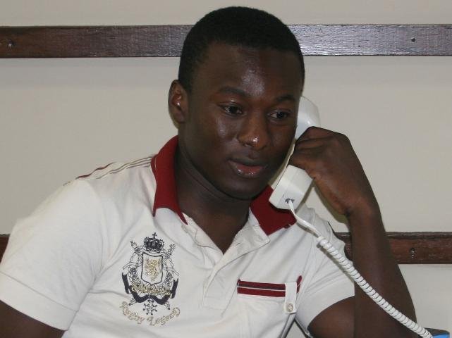 Alix George tenta falar com familiares no Haiti