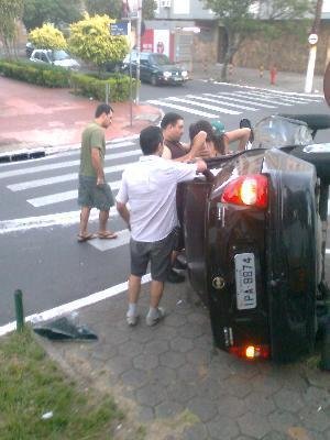 Populares ajudam v&iacute;tima a sair do carro