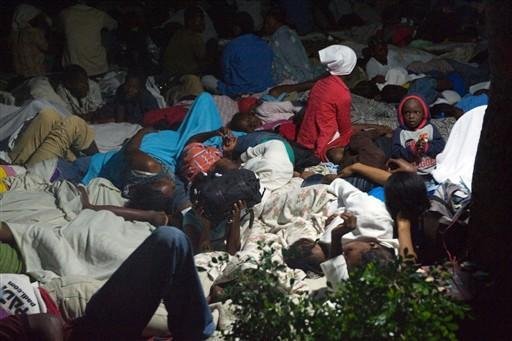 Cheiro de urina e escombros tomam conta da capital do Haiti