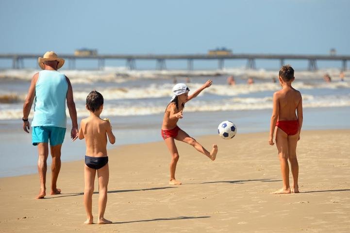 Muitos praticaram esportes nas areias de Tramanda&iacute;