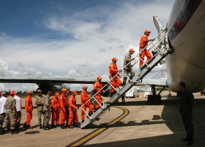 Grupo de 61 m&eacute;dicos e bombeiros embarca para o Haiti