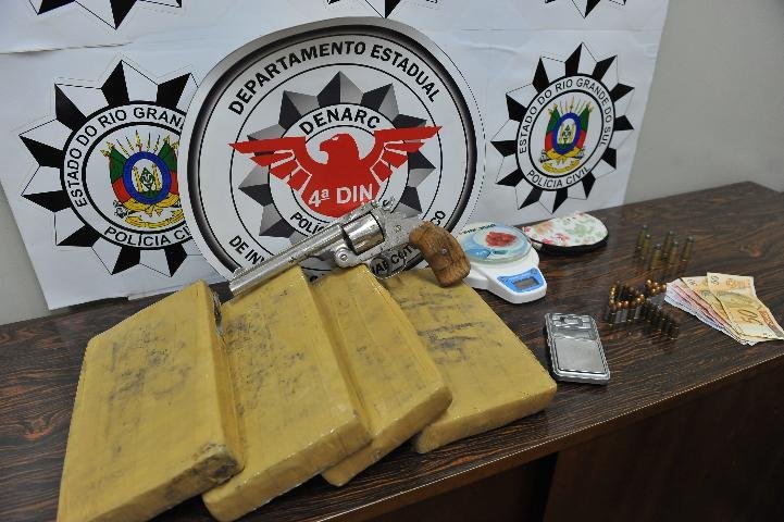 Seis tijolos de maconha foram apreendidos