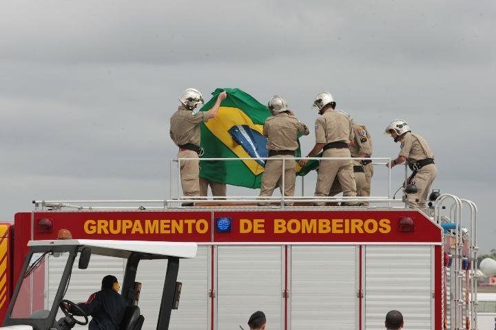 Corpo foi envolto na Bandeira Nacional para o cortejo