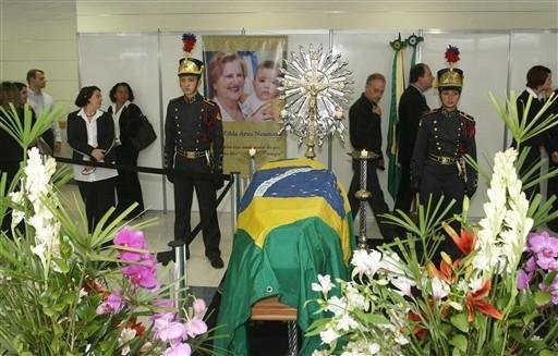 Caravanas devem levar at&eacute; 15 mil ao vel&oacute;rio de Zilda Arns 