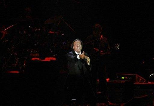 Julio Iglesias faz revela&ccedil;&otilde;es sexuais durante um show