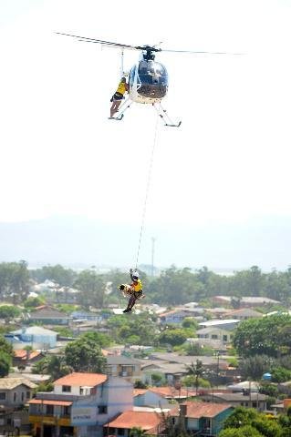 Homem &eacute; resgatado de helic&oacute;ptero depois de acidente em obra de Cap&atilde;o