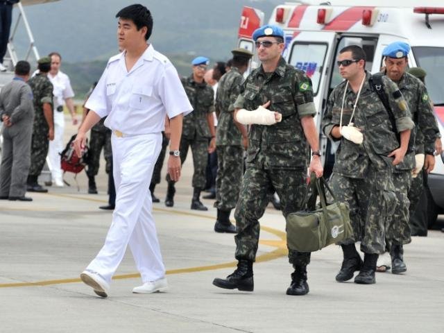 Avi&atilde;o da FAB trouxe de volta 16 militares feridos no terremoto no Haiti
