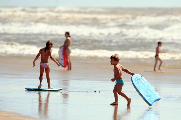 Crian&ccedil;as se refrescaram no mar em Imb&eacute;