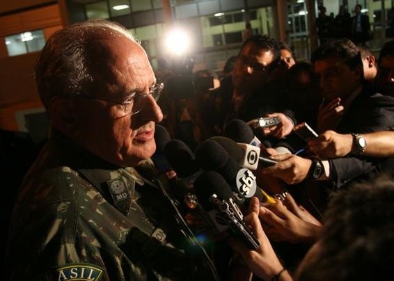Ministro da Defesa, Nelson Jobim, d&aacute; entrevista na Base A&eacute;rea, ao chegar de viagem ao Haiti