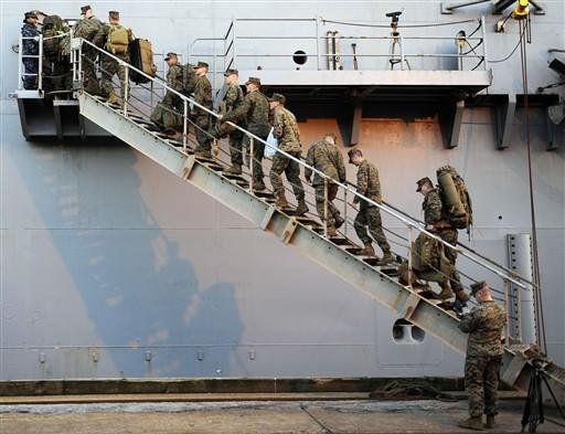 Militares norte-americanos embarcam rumo ao Haiti