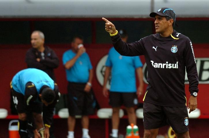 T&eacute;cnico Silas ter&aacute; seu primeiro teste &agrave; frente do Gr&ecirc;mio neste domingo, em Pelotas 