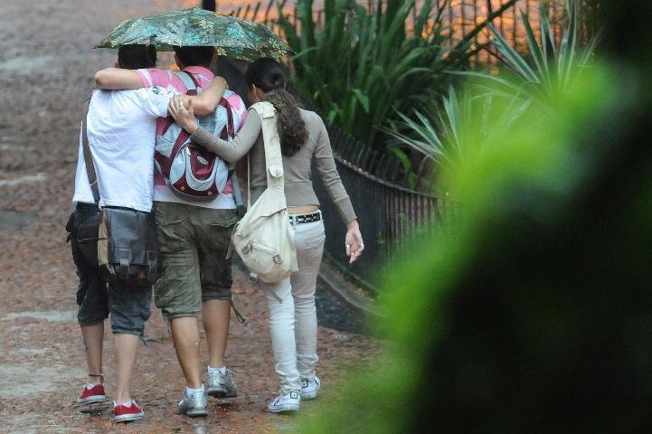 Chuva pegou pedestres de surpresa no Centro