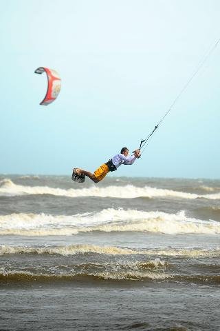 Kitesurf rende muitas manobras a metros sobre o mar