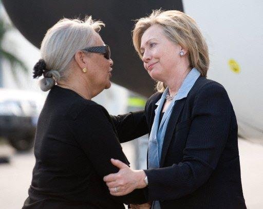 Hillary Clinton chegou no Haiti neste s&aacute;bado
