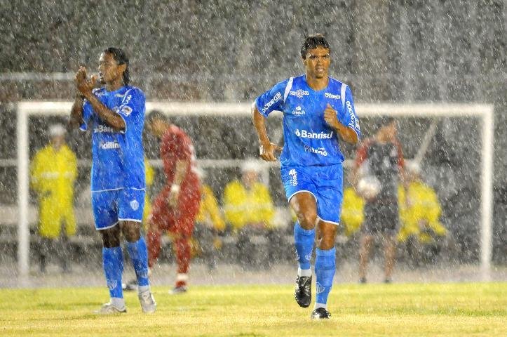 Assim como no jogo do Caxias, chuva foi um dos personagens da partida