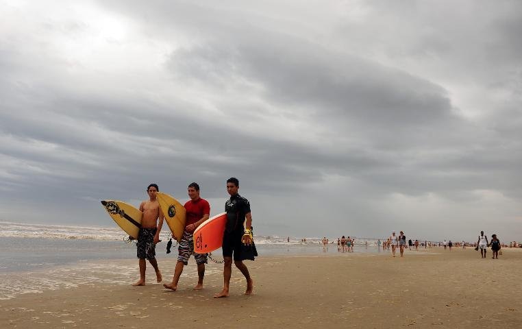 Nebulosidade n&atilde;o afasta veranistas no Litoral Norte