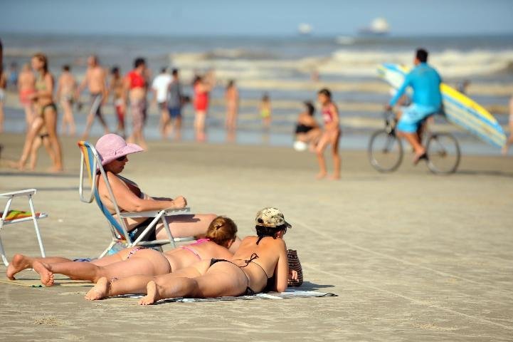 A praia de Tramanda&iacute; ficou lotada na tarde de domingo