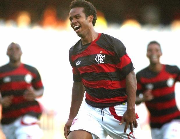 Volante Fernando marcou o gol da vit&oacute;ria do Flamengo