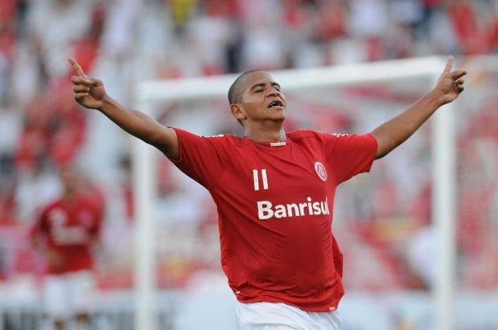 Walter comemora o terceiro gol colorado