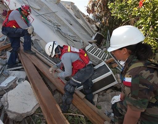 Seguem as buscas por sobreviventes no Haiti