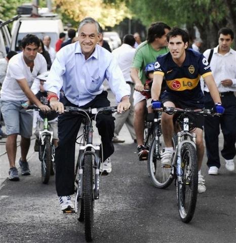 Sebastian Pi&ntilde;era (no centro) foi eleito presidente do Chile
