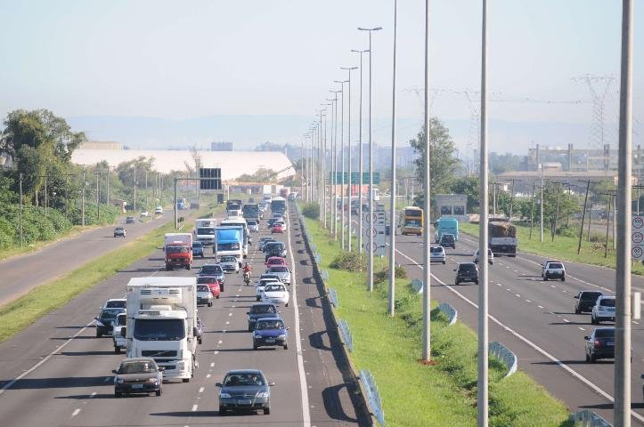 Colis&atilde;o de ve&iacute;culos causa tr&ecirc;s acidentes na freeway