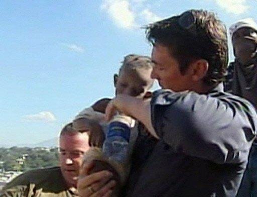 Equipe de TV australiana resgata beb&ecirc; no Haiti