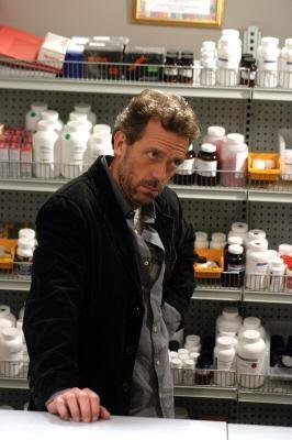Hugh Laurie planejava usar um pseud&ocirc;nimo para lan&ccedil;ar o livro