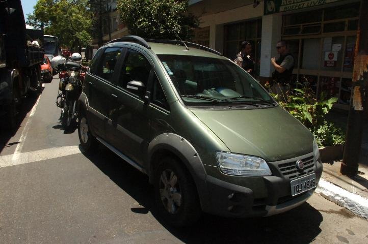 Ve&iacute;culo foi roubado ap&oacute;s assalto 