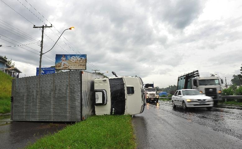 Caminh&atilde;o tomba na BR-116 em S&atilde;o Leopoldo 