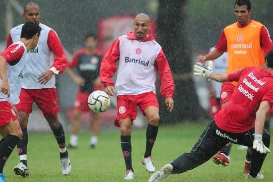 Jogadores do Inter treinam embaixo de chuva