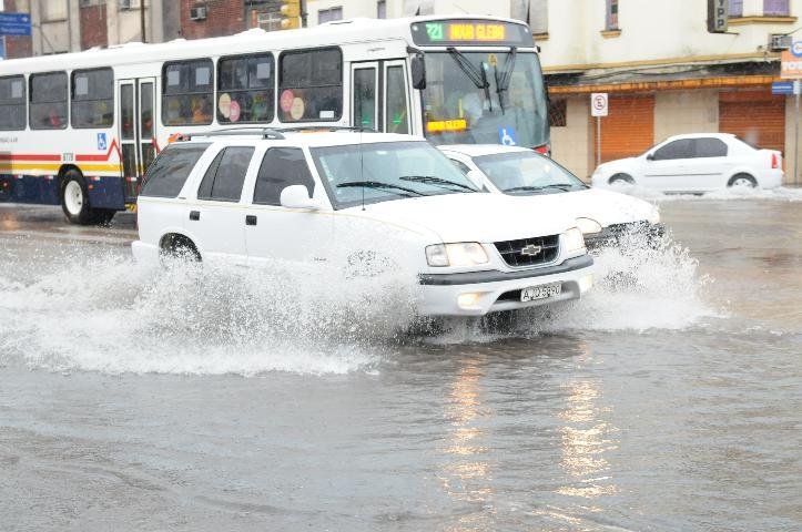 Pontos de alagamentos dificultam o tr&acirc;nsito em vias em Porto Alegre