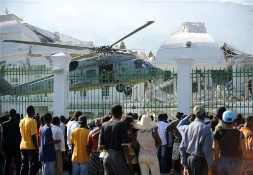 Tropas dos EUA chegam ao pal&aacute;cio presidencial do Haiti